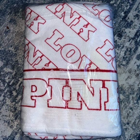 VS PINK BEACH TOWEL NIP - Picture 2 of 4